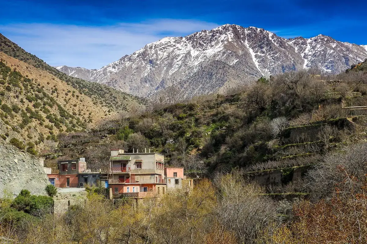 Village de la vallée de l'Ourika au pied des sommets enneigés du Haut Atlas
