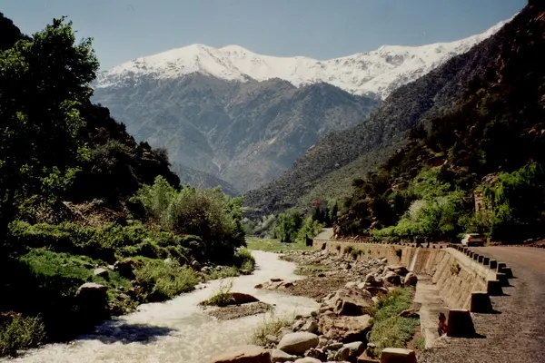 Route de montagne le long de l'oued Ourika
